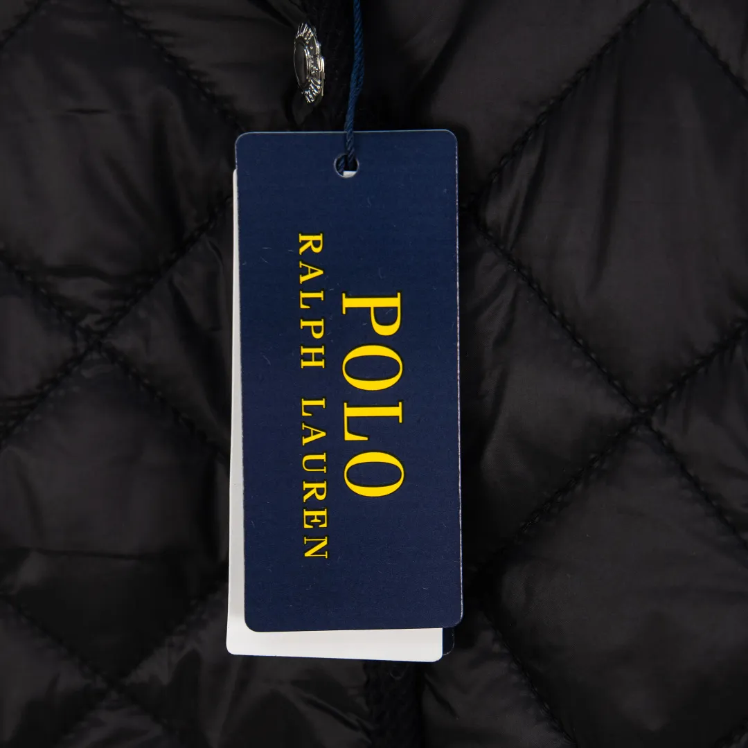 P390 zp version [Exclusive supply] Ralph Lauren/Ralph Lauren 2025aw autumn and winter popular items diamond-shaped quilted embroidered corduroy strips imitation feather jacket jacket Correct three-pocket version Slight waist design Free matching neckline ✅ Facial filling imitation feather cotton Three-in-one diamond-shaped quilted embroidery Soft and comfortable ✅ Customized double-circle brand hardware buckle back waist freely adjustable elastic design ✅ RL three-color diamond plaid cotton jacket 100% restoration Corduroy strips run through the whole body. No knots or overlaps. Artificial curling. Fine workmanship. Highly recommended. A rare cotton jacket that does not look bloated. Can be worn as an inner layer in the north. Wearing with multiple necklines. Elastic waistline at the back. Adjustable waistline. Matte memory technology gives the face a cotton feel. Not to be missed. Highly recommended. Color: black, white, gray green, khaki, navy. Size: S M L XL. Number: WW10948.